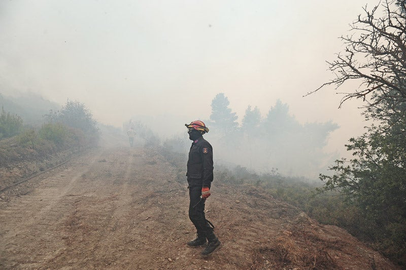 Εγκλωβισμένη γυναίκα στο Καπανδρίτι –Eκκενώθηκε το Μοναστήρι της Αναλήψεως -Στις φλόγες Βαρνάβας και Κάλαμος